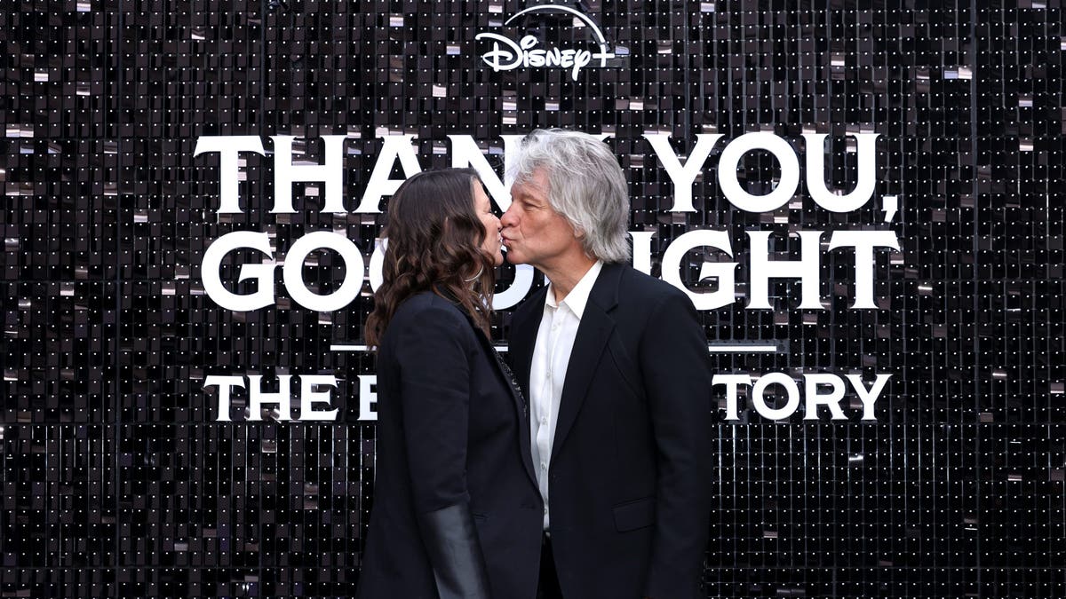 Dorothea Bongiovi und Jon Bon Jovi küssen sich