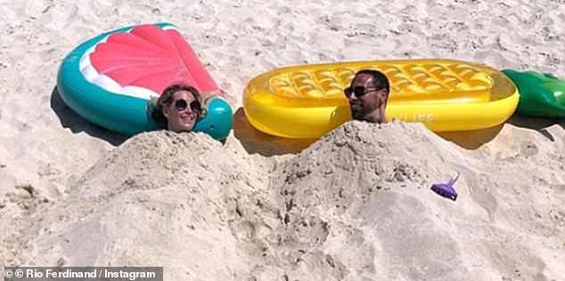 Ferdinand und seine Partnerin Kate haben in der Vergangenheit auch gerne Reisen nach Dubai unternommen und 2018 dieses Foto gepostet, auf dem sie am Strand im Sand vergraben zu sehen sind