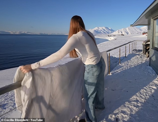 Der Videofilmer verriet, dass sich viele Menschen oft fragten, warum sie ihr Bettzeug im Schnee liegen ließ