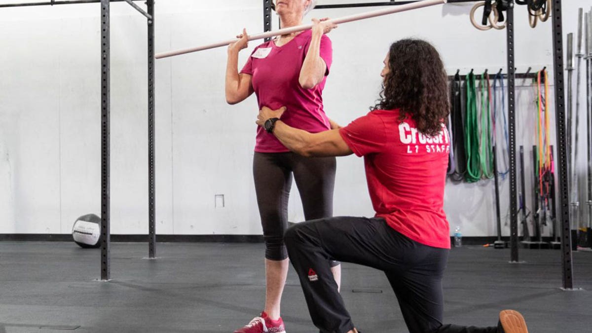 Frau macht CrossFit-Übung