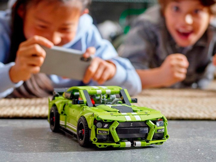 Zwei Kinder spielen mit dem Lego Technic Ford Mustang Shelby GT500.