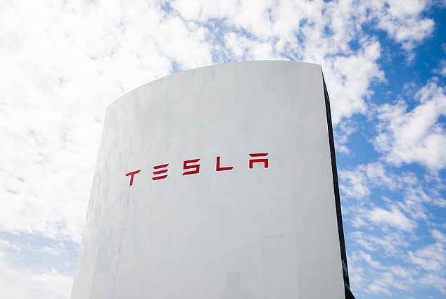 Die neuen V4-Supercharger von Tesla können von allen Elektrofahrzeugen genutzt werden.  Sie verfügen über kontaktlose Kartenzahlung und Bildschirme mit Live-Preisen