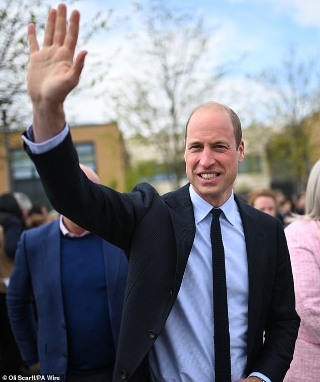 Prinz William winkt den Scharen königlicher Fans zu, als er heute eine Schule in Sandwell besucht