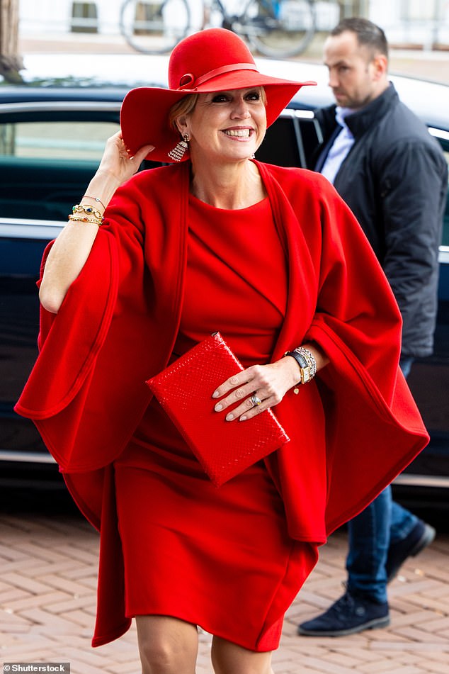Die niederländische Königin trug ein knielanges Kleid und einen passenden, voluminösen Umhang, in dem sie erstmals 2016 abgebildet war