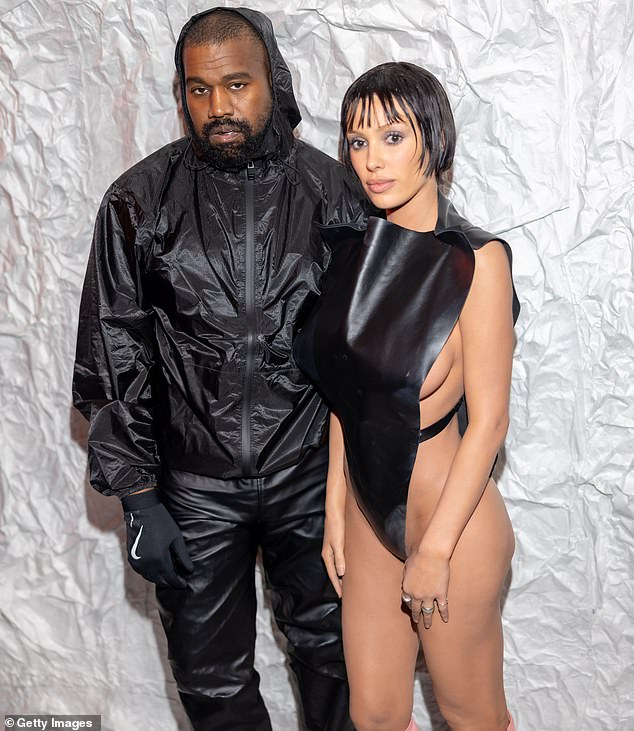 Kanye ist mit seiner Frau Bianca Censori bei der Mailänder Modewoche im Februar abgebildet