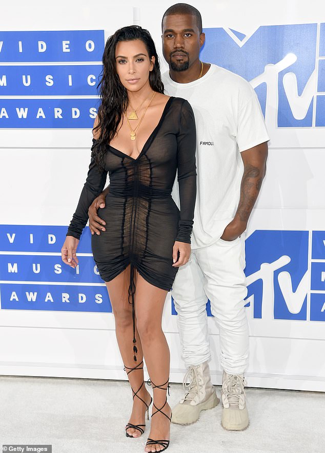 Kanye, der 2016 während ihrer Ehe mit Kim abgebildet ist, gestand 2019, dass er an einer „vollständigen Pornografiesucht“ gelitten habe, die durch den Besuch des Playboys im Alter von fünf Jahren entstanden sei