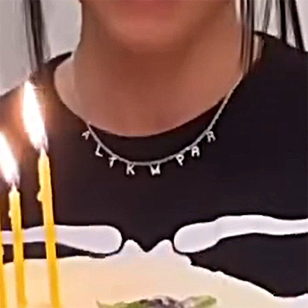 Kourtney Kardashian Dons Halskette mit allen Initialen von ihr und Travis Barker Kids