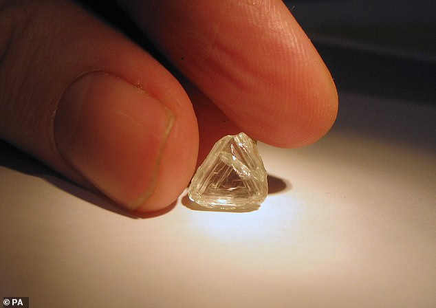 In den USA würde ein einkarätiger Diamant im Prinzessschliff durchschnittlich 2.500 US-Dollar kosten, während der im Labor gezüchtete Diamant nur 500 US-Dollar kostet.