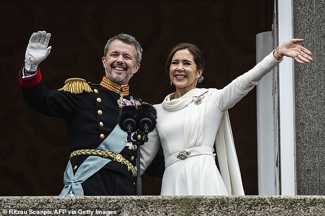 Unterdessen kündigte das königliche Paar im Februar seine ersten gemeinsamen königlichen Touren an, seit es König und Königin geworden war