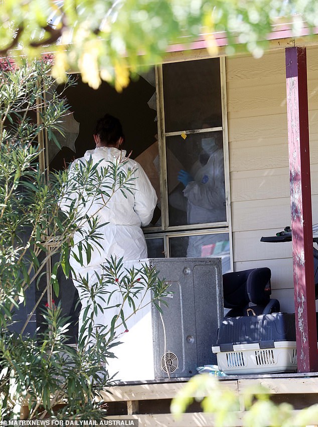 Ein forensisches Team wurde dabei beobachtet, wie es durch ein zerbrochenes Fenster vor das Haus von Frau Ticehurst blickte