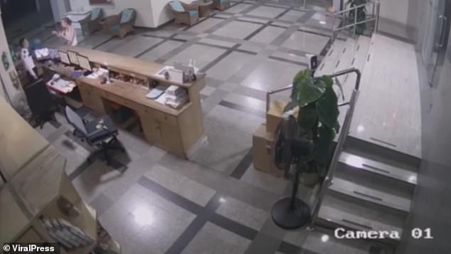 CCTV-Aufnahmen aus dem Foyer des Wohnblocks zeigen den Moment, als Frau Cox den Wachmann konfrontierte