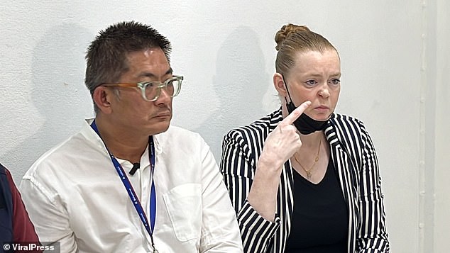 Frau Cox und ihr Ehemann Boonake Wongsuriyawattana nehmen an einer Pressekonferenz in Bangkok teil