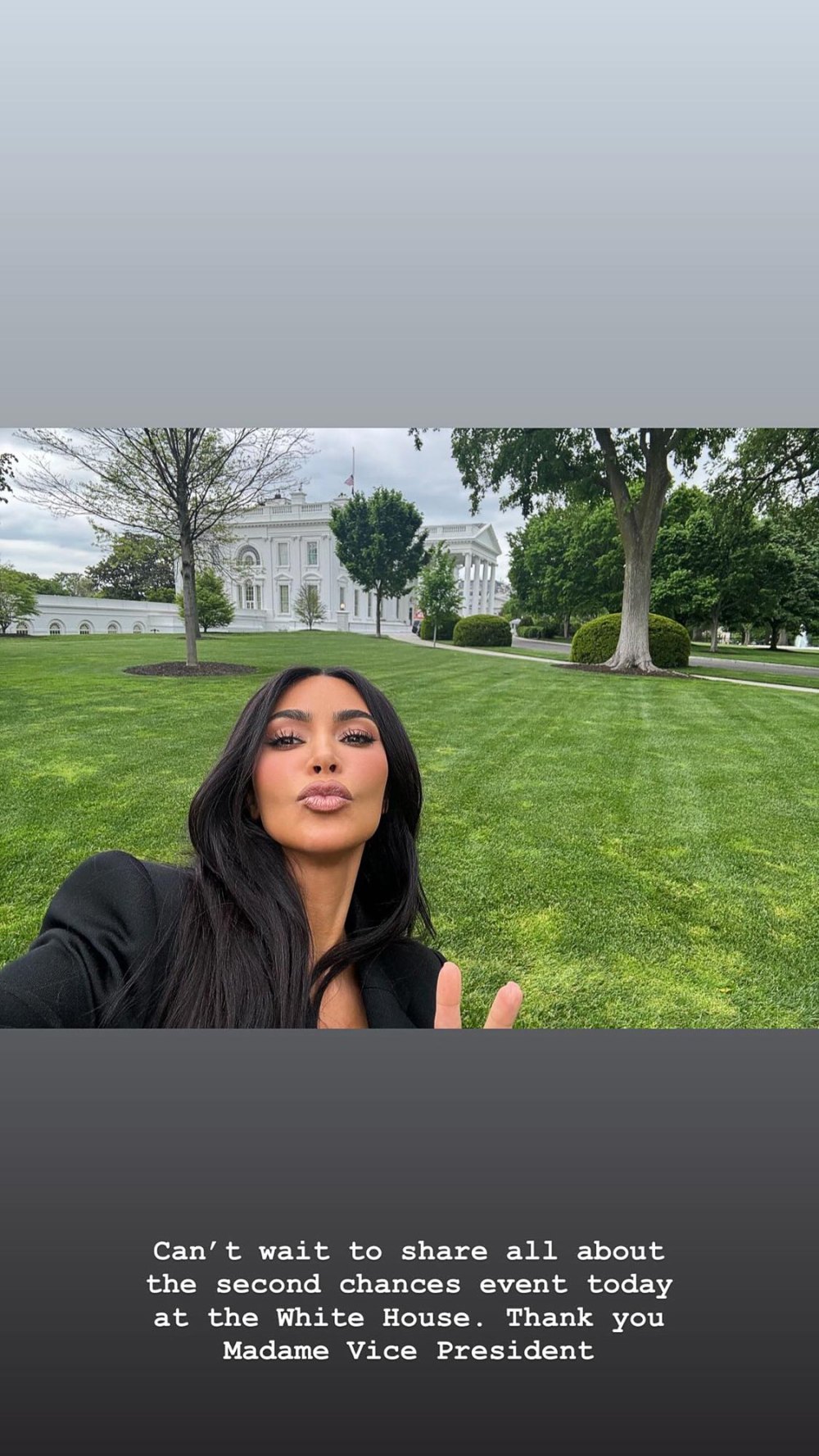 Kim Kardashian macht nach ihrem Besuch bei Vizepräsidentin 274 vor dem Weißen Haus ein Entengesicht