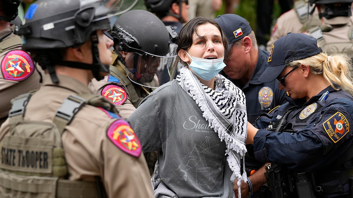 Bei einem pro-palästinensischen Protest wird eine Frau festgenommen