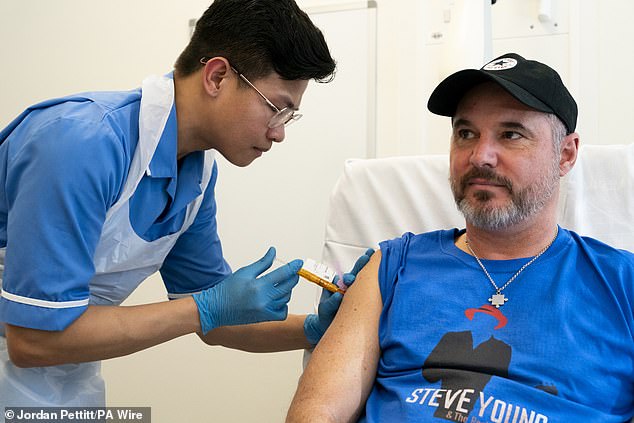 Steve erhält seine erste Melanomimpfung im University College London Hospital von Krankenschwester Christian Medina