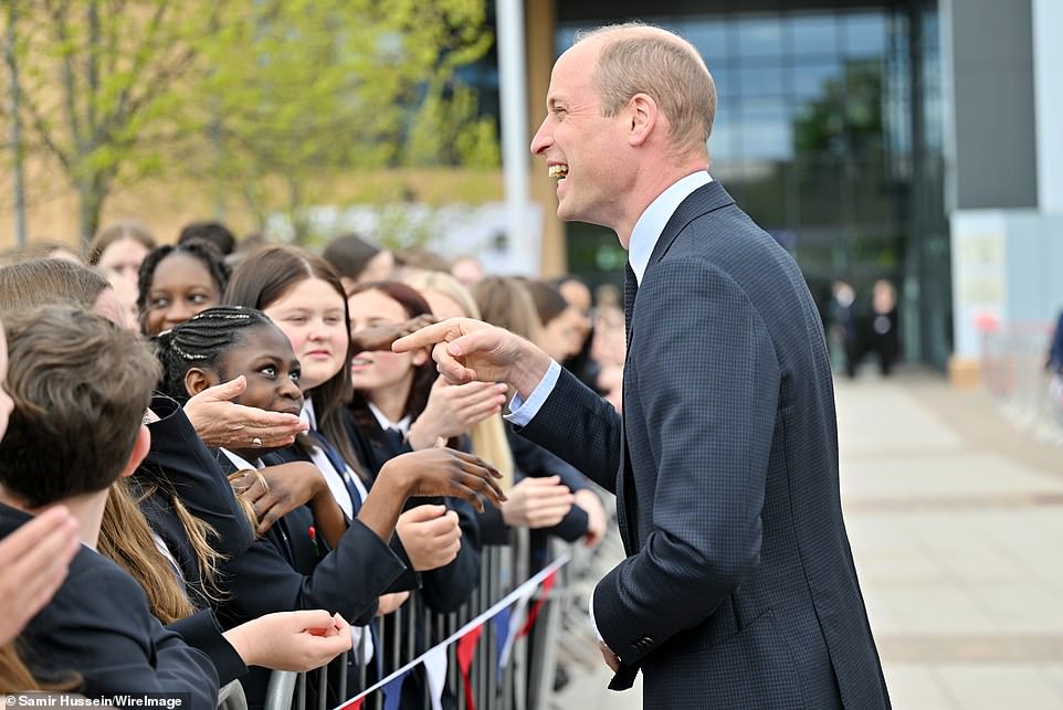 Prinz William, Prinz von Wales, strahlte, als er gestern bei seinem Besuch an der St. Michael's Church of England School in Birmingham von Schulkindern begrüßt wurde.  Er schien sehr glücklich zu sein, vielleicht nachdem er die gute Nachricht über seinen Vater gehört hatte