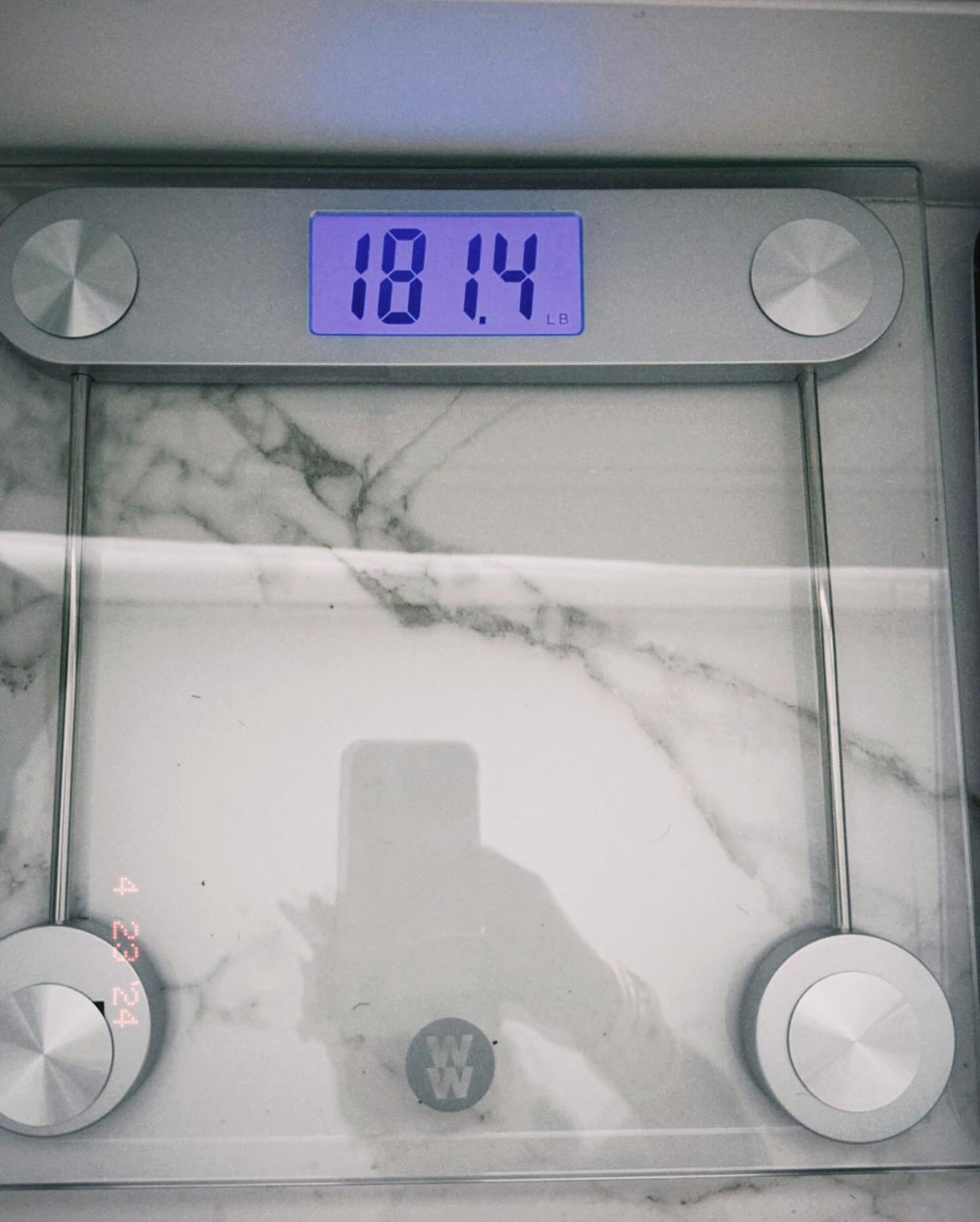 Ciara neckt ihren Weg, 70 Pfund abzunehmen, indem sie ein maßstabsgetreues Bild ihrer Fortschritte teilt