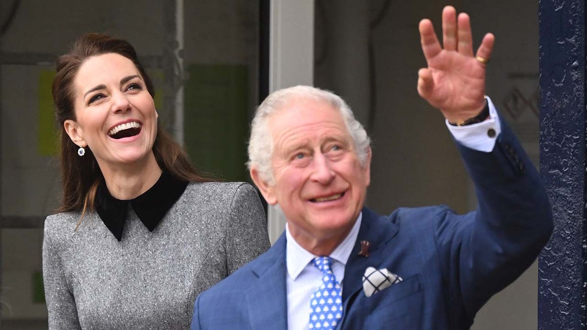 Kate Middleton lächelt, während König Charles winkt