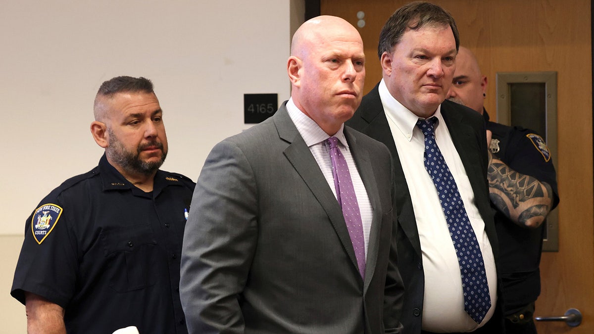 Der mutmaßliche Serienmörder von Gilgo Beach, Rex A. Heuermann, erscheint im Gerichtssaal von Richter Tim Mazzei neben seinem Anwalt Michael Brown