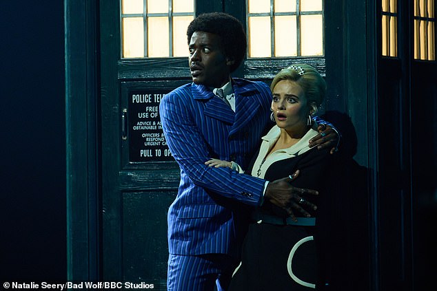 Der erste vollständige Auftritt des Schauspielers in der TARDIS soll am Samstag, den 11. Mai, in die Kinos kommen. Die ersten beiden Episoden der lang erwarteten Serie werden um Mitternacht auf BBC iPlayer veröffentlicht (Ncuti ist als der fünfzehnte Doktor zu sehen, neben Millie Gibson als Ruby Sunday).