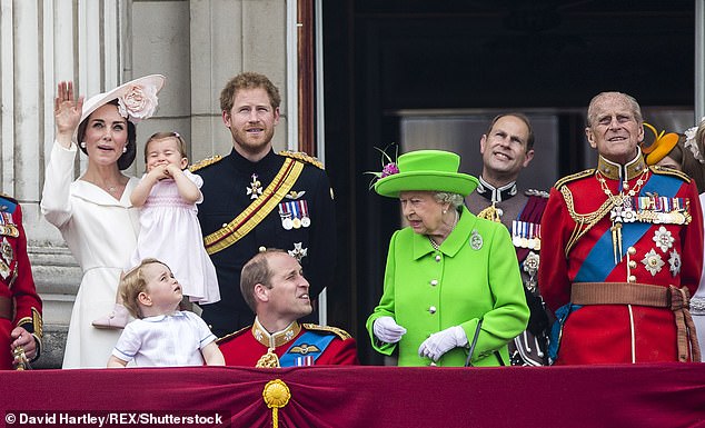 Eine königliche Verabschiedung: Königin Elizabeth bedeutete Prinz William, auf dem Balkon des Buckingham Palace aufzustehen