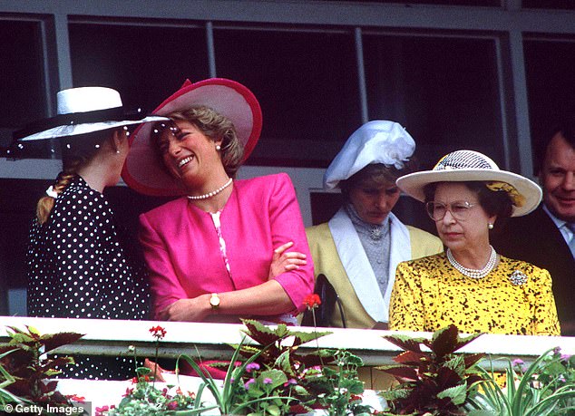 Drei sind eine Menge: Sarah, Herzogin von York, erzählt Prinzessin Diana einen Witz, während Königin Elizabeth zuschaut