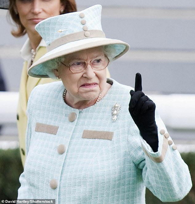 Königin Elizabeth wedelt 2011 auf dem Newbury Race Course mit dem Finger