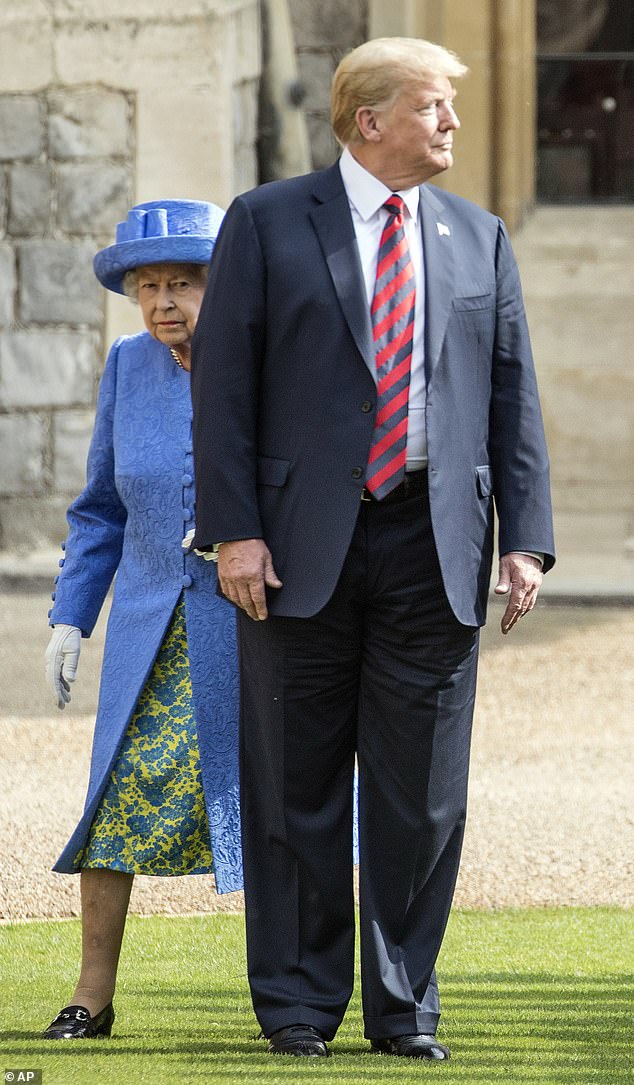 Donald Trump verstieß gegen das königliche Protokoll, als er 2018 vor der Monarchin herlief. Die Frustration ist offensichtlich