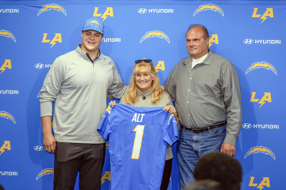 Chargers-Draft-Pick Joe Alt (links) posiert mit seinen Eltern Carolyn (Mitte) und John.