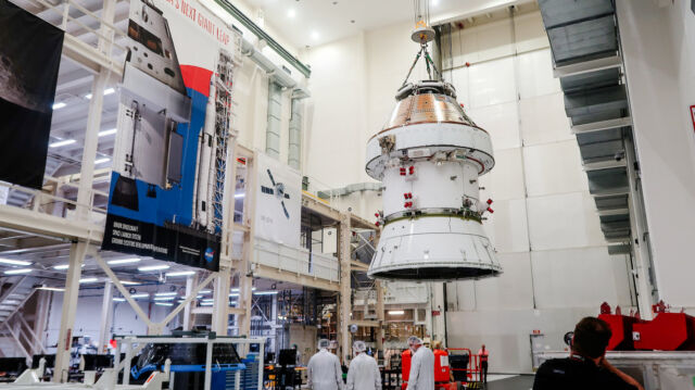 Bodenteams im Kennedy Space Center der NASA in Florida haben Anfang des Monats die Orion-Raumsonde für die Artemis-II-Mission in eine Höhenkammer gebracht. 