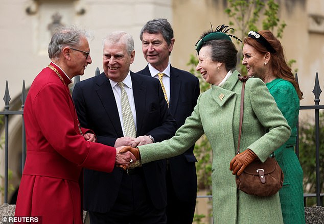 Anne zeigte sich in Hochstimmung, nachdem sie zusammen mit Vizeadmiral Timothy Laurence (Mitte) den Ostergottesdienst in der St. George's Chapel besucht hatte.