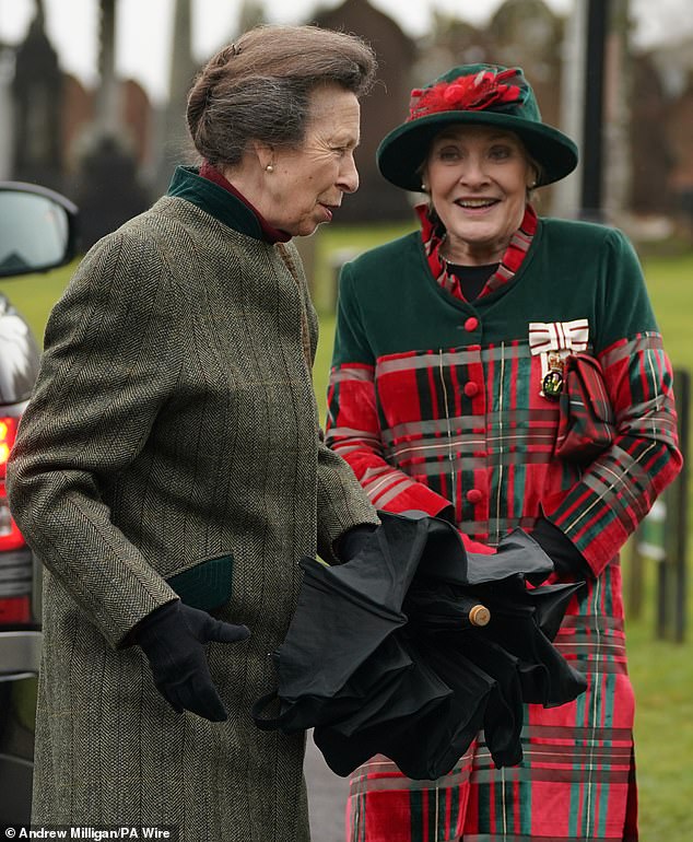 Die Princess Royal neben Lord Lieutenant of Dumfries Fiona Armstrong, bevor sie im März einen Kranz am Lockerbie Air Disaster Memorial niederlegte