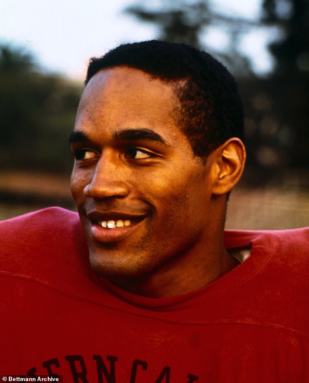 Abgebildet ist der junge OJ Simpson während seiner Zeit am USC, wo er Leichtathletik lief und Football spielte