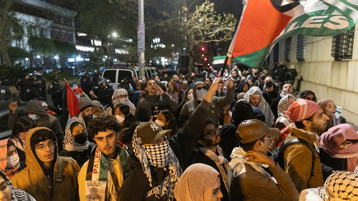 Pro-palästinensische Unterstützer versammeln sich vor der Columbia University