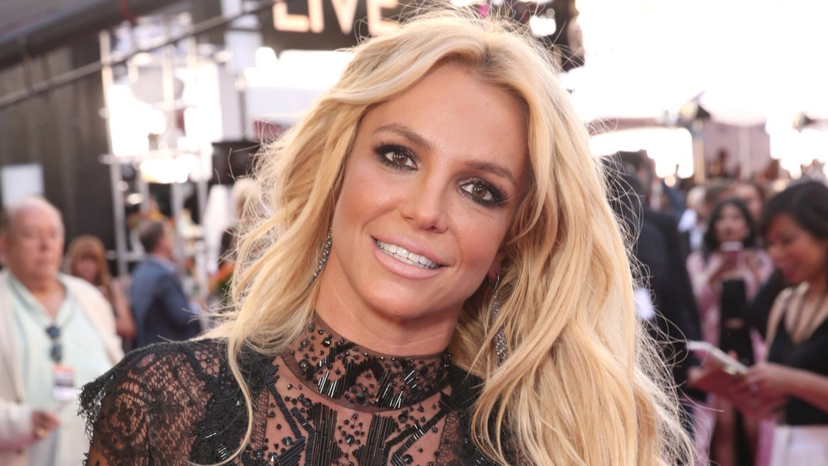 Britney Spears trägt ein transparentes schwarzes Kleid auf dem roten Teppich