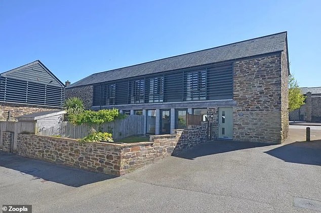 Diese umgebaute Scheune im Dorf Grampound in Truro in Cornwall steht für 300.000 £ zum Verkauf