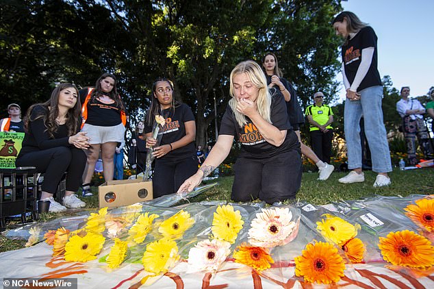 Die Teilnehmer legten Blumen auf einem Denkmal für die Reihe der mutmaßlich ermordeten Frauen nieder