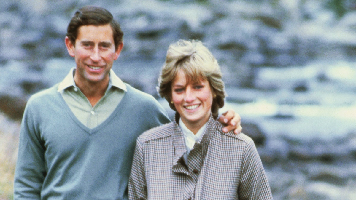 Prinzessin Diana im grünen Outfit neben Prinz Charles im hellblauen Pullover draußen in Schottland