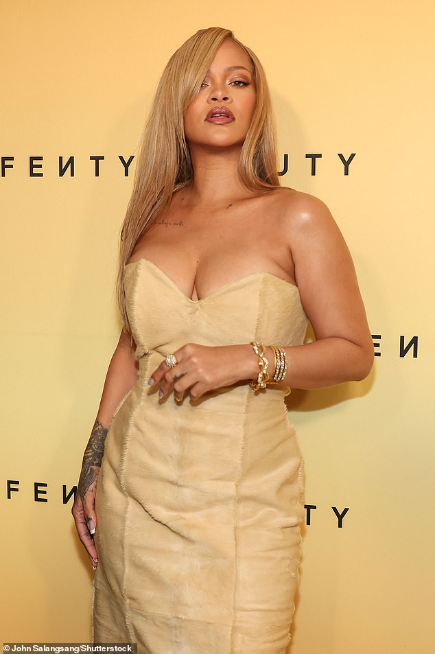 Rihanna vervollständigte ihren Look mit einem silbernen Fußkettchen, ihrer berühmten weißen Pediküre und einer luxuriösen blonden Perücke, die sie zur Seite teilte