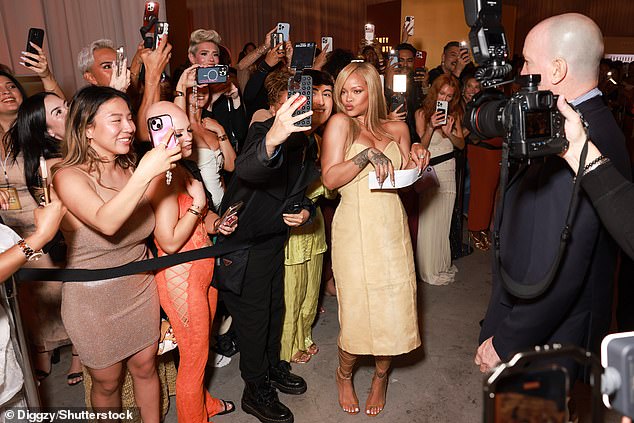 Fans und Presse waren außer sich vor Freude, als Rihanna ihr Coming-out feierte und sie mit einem Kussgesicht für ein Selfie posierte