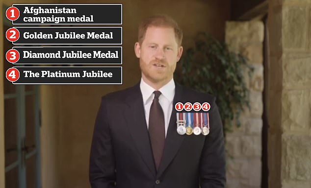 Zu Harrys Medaillen (von links nach rechts) gehörten seine Afghanistan-Dienstmedaille sowie die Goldene, Diamant- und Platin-Jubiläumsmedaille für seine Großmutter, Königin Elizabeth II