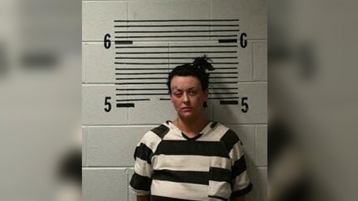 Grace Kelley trägt auf dem Fahndungsfoto in Alabama eine schwarz-weiße Gefängnisuniform
