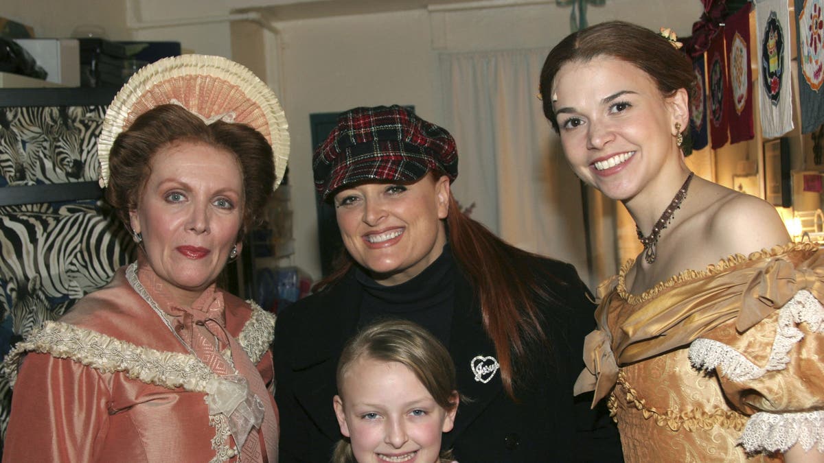 Maureen McGovern, Wynonna Judd, Tochter Grace und Sutton Foster im Jahr 2014