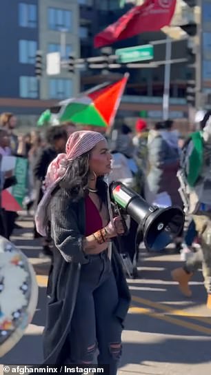 Auf den Fotos soll sie angeblich vor der umstrittenen Israel-/Hakenkreuzflagge posieren