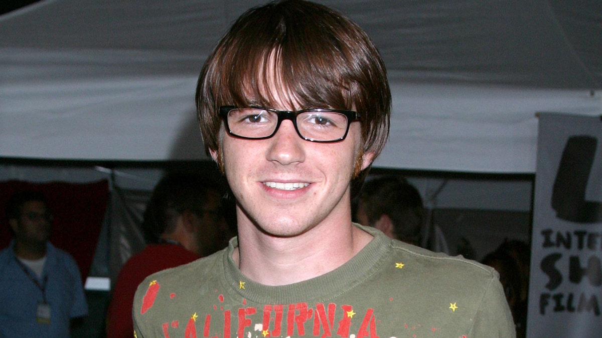 Drake Bell trug 2004 ein grünes Hemd und eine Brille