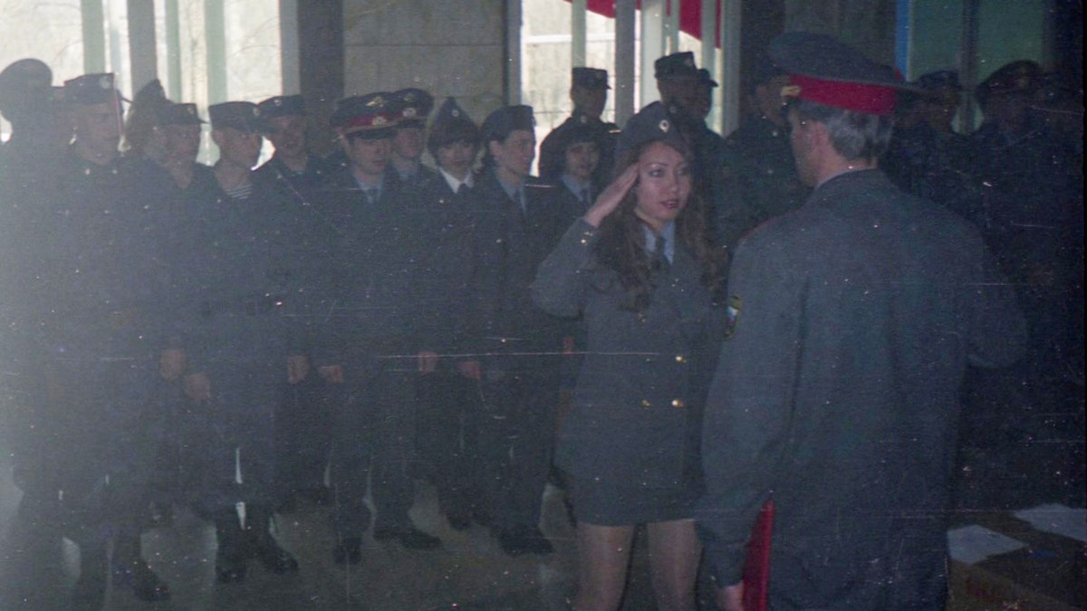 Aliia Roza salutiert in Militärkleidung