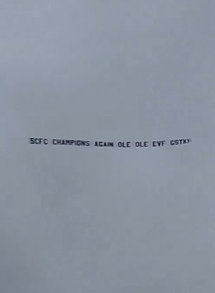 In der Zwischenzeit sorgten die Stockport-Fans dafür, dass während des Aufwärmens ein Banner über das Stadion geflogen wurde, das die Tatsache hervorhob, dass sie Meister waren