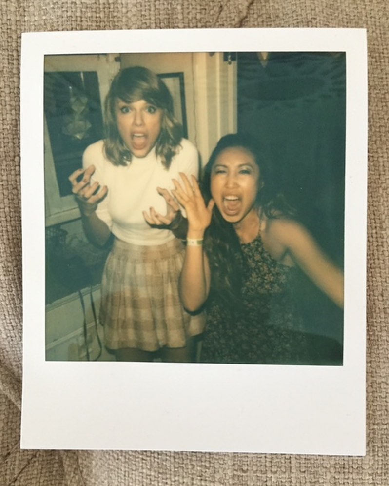 Cassey Ho und Taylor Swift posieren für ein Polaroid