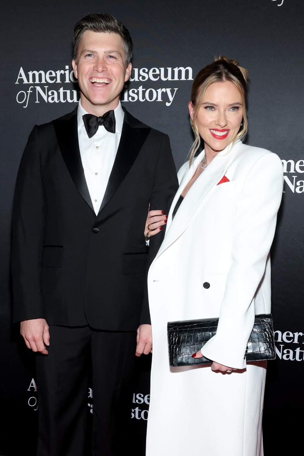 Scarlett Johansson und Colin Jost treten vor dem Abendessen der Korrespondenten im Weißen Haus in Anzügen aus