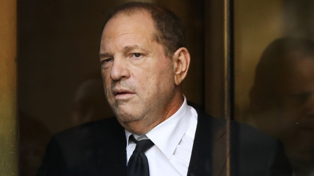 Der verurteilte Schwerverbrecher Harvey Weinstein verlässt das New Yorker Gericht